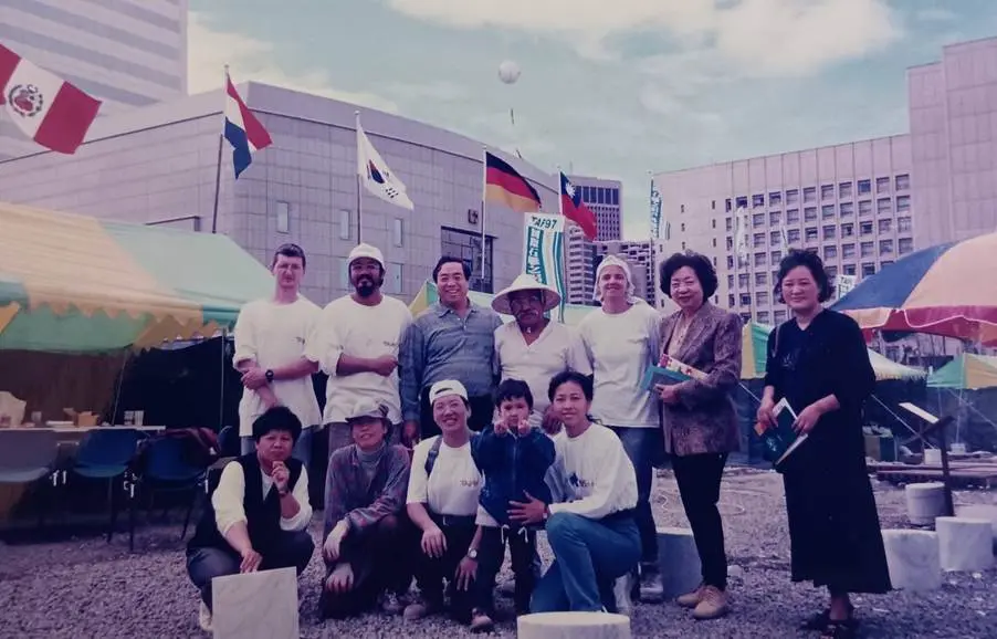 1997 年應中華民國畫廊協會邀請在北市府旁舉辦臺北國際石雕之侶創作營(圖片來源/林滿津) 1997 年應中華民國畫廊協會邀請在北市府旁舉辦臺北國際石雕之侶創作營(圖片來源/林滿津)