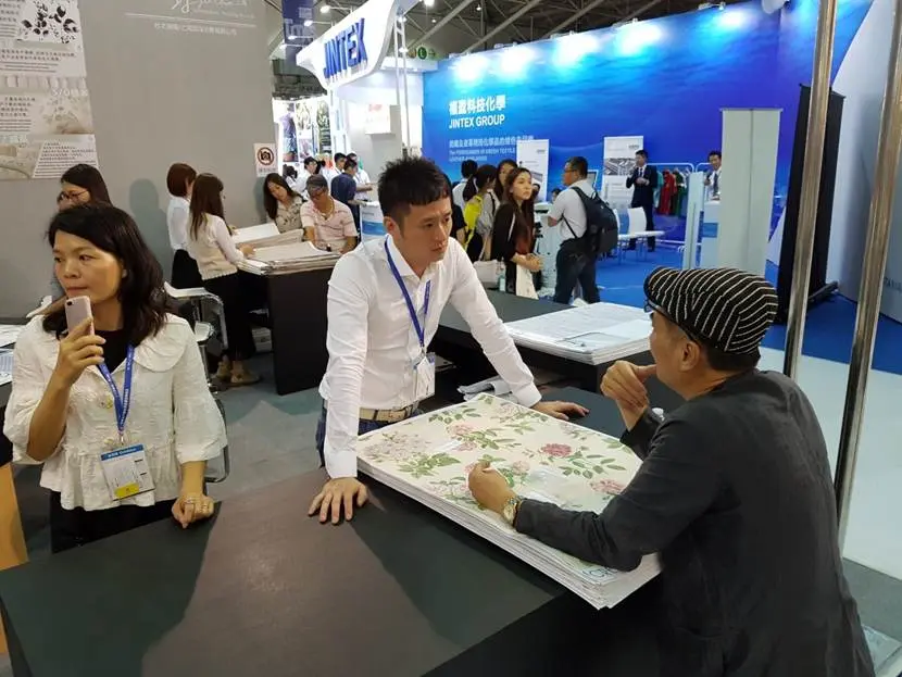 楊世豪(左二)時常參加國際展覽,拓展視野與累積經驗。(圖片來源/楊世豪) 楊世豪(左二)時常參加國際展覽,拓展視野與累積經驗。(圖片來源/楊世豪)