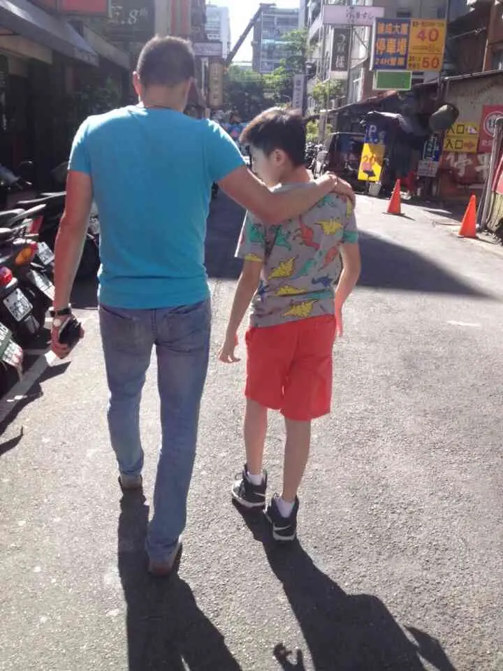 楊世豪在毫無準備的情況下被迫接手家業,每天忙於工作,疏於照顧孩子。(圖片來源/楊世豪) 楊世豪在毫無準備的情況下被迫接手家業,每天忙於工作,疏於照顧孩子。(圖片來源/楊世豪)