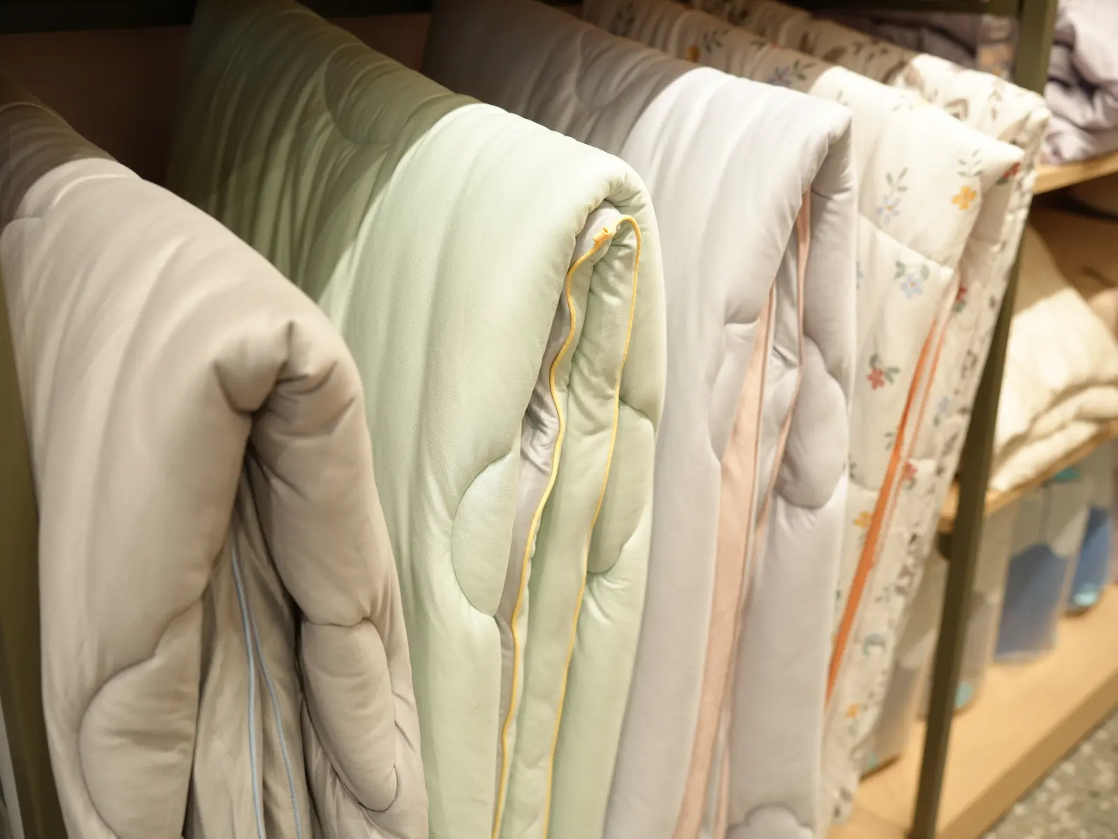 每一種布料都有各自的特性和效果,透過大量的學習,才能更理解產業與產品。(攝影/葉仁琛) 每一種布料都有各自的特性和效果,透過大量的學習,才能更理解產業與產品。(攝影/葉仁琛)