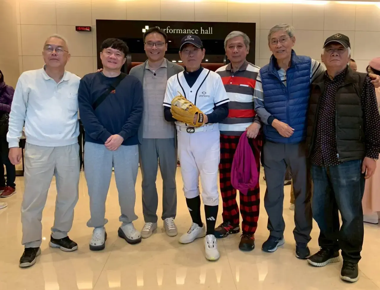 Huang Shao-hua (fourth from right) served as the captain and catcher of the National Chiao Tung University (NCTU) baseball team from 1969 to 1971. Pictured from left to right are his former teammates: first baseman Shen Hao, sons of pitcher Tsai Tsung-che (Tsai Hsien-tsung and Tsai Hsien-chou), shortstop Kuo Chun-chang, second baseman Huang Kai-ti, and outfielder Hsueh Chun-yi. (Photo courtesy of Huang Shao-hua) Huang Shao-hua (fourth from right) served as the captain and catcher of the National Chiao Tung University (NCTU) baseball team from 1969 to 1971. Pictured from left to right are his former teammates: first baseman Shen Hao, sons of pitcher Tsai Tsung-che (Tsai Hsien-tsung and Tsai Hsien-chou), shortstop Kuo Chun-chang, second baseman Huang Kai-ti, and outfielder Hsueh Chun-yi. (Photo courtesy of Huang Shao-hua)