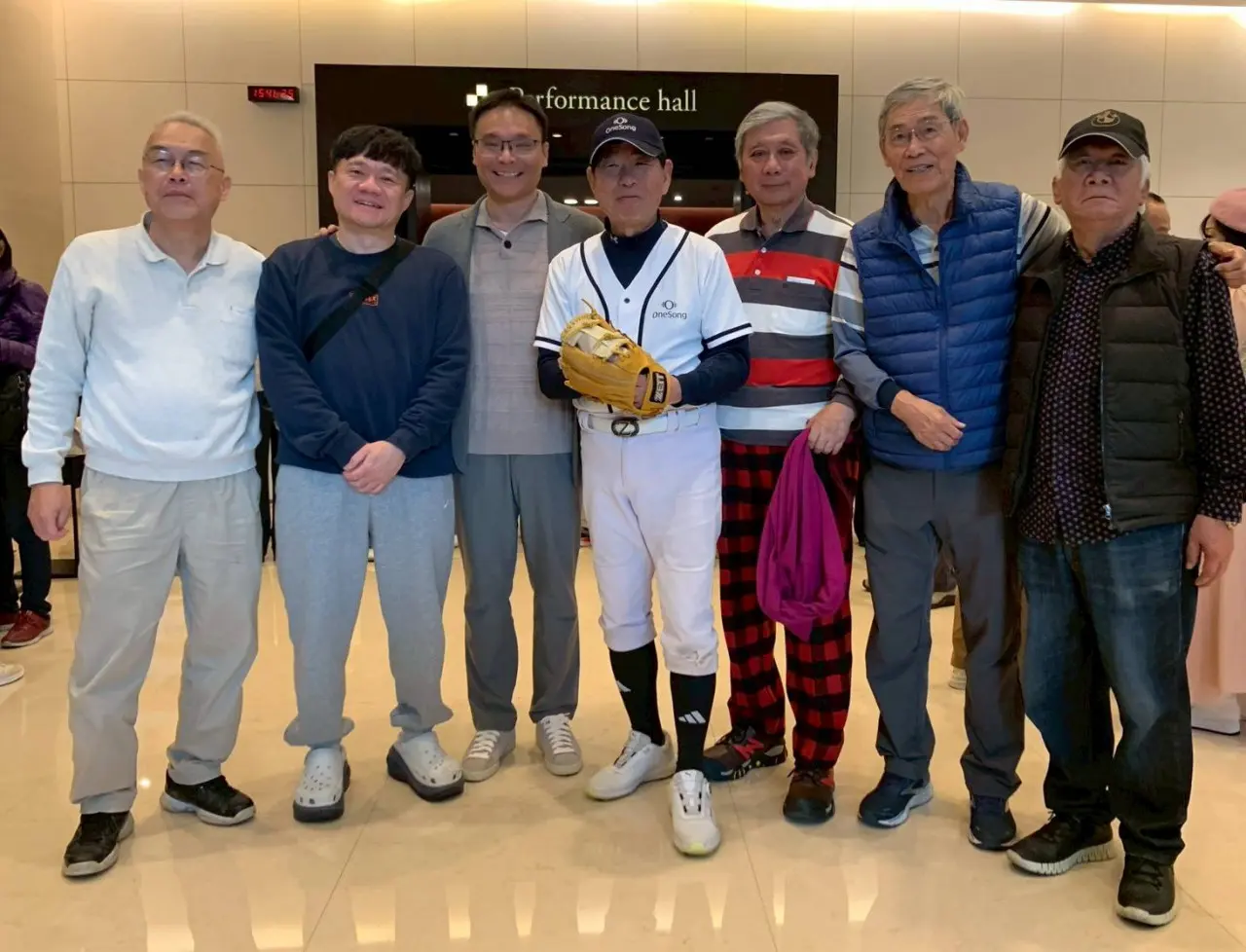 黃少華（右四）是民國58年至60年交大棒球校隊隊長及捕手，從左至右是當年一壘手沈灝，投手蔡宗哲兒子蔡憲聰及蔡憲洲，遊擊手郭鈞章，二壘手黃愷弟及外野手薛俊逸。(圖：黃少華提供）