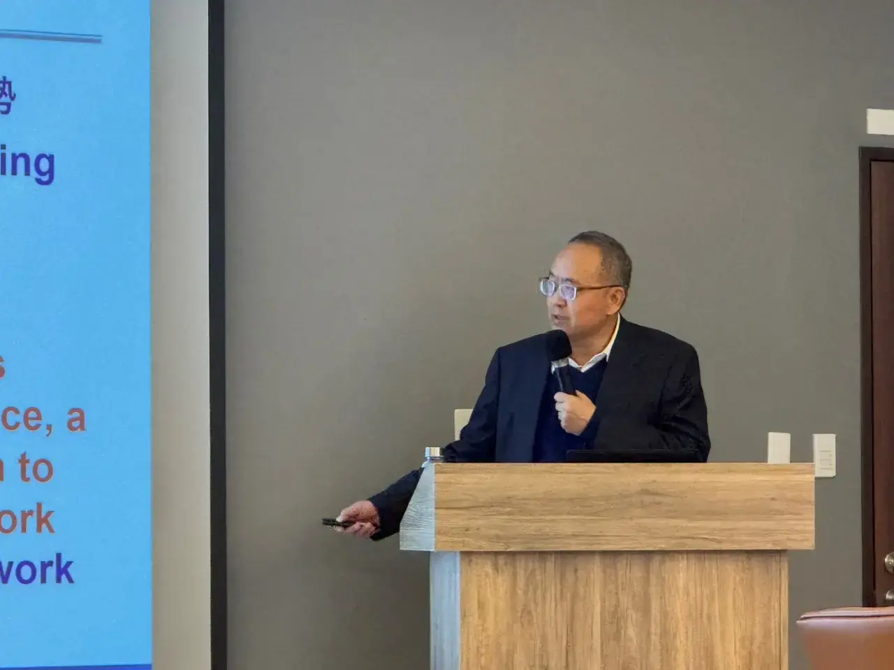 台湾の工研院(ITRI)およびTSMCに在籍した25年間で、100回以上日本を訪れたと語る元TSMC副社長の陳健邦氏。(写真提供:九州・台湾未来研究所) 台湾の工研院(ITRI)およびTSMCに在籍した25年間で、100回以上日本を訪れたと語る元TSMC副社長の陳健邦氏。(写真提供:九州・台湾未来研究所)