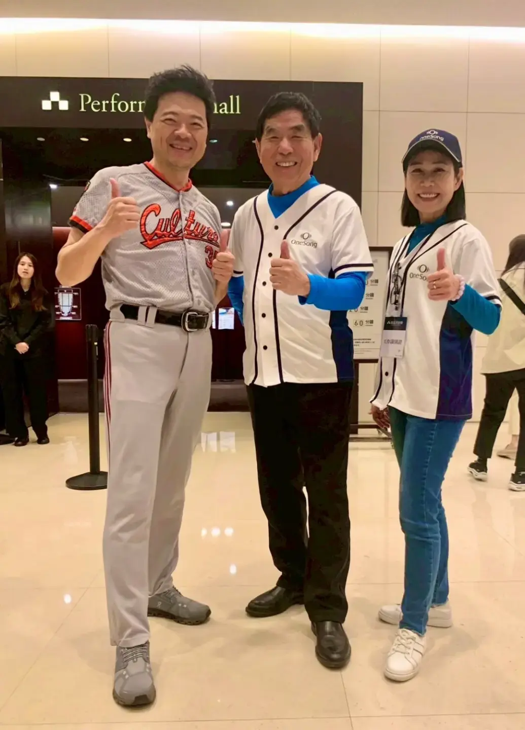 左から、湾声楽団の音楽監督である李哲藝氏、エイサー(Acer)共同創業者の一人である黄少華氏、そして湾声楽団の執行長である陳冬梅氏。全員が野球のユニフォーム姿で登壇した。(写真提供:湾声楽団) 左から、湾声楽団の音楽監督である李哲藝氏、エイサー(Acer)共同創業者の一人である黄少華氏、そして湾声楽団の執行長である陳冬梅氏。全員が野球のユニフォーム姿で登壇した。(写真提供:湾声楽団)