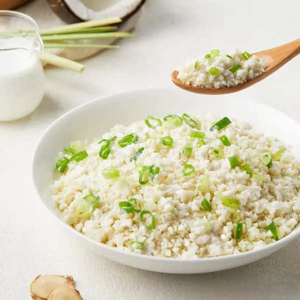 花椰菜米是減肥族的福音,讓白米飯愛好者有另一種更健康的選擇。(圖片來源/Kind Food 官網) 花椰菜米是減肥族的福音,讓白米飯愛好者有另一種更健康的選擇。(圖片來源/Kind Food 官網)