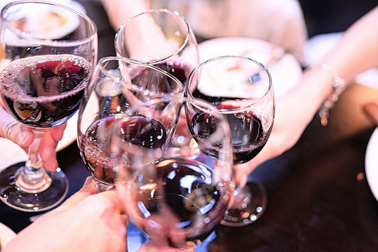 辛苦一週,允許自己「放鬆」一下,不管是跟朋友聚餐,還是吃自己想吃的食物,都是為了不讓飲食變成壓力,而是可以持續的日常。(圖片來源/PhotoAC) 辛苦一週,允許自己「放鬆」一下,不管是跟朋友聚餐,還是吃自己想吃的食物,都是為了不讓飲食變成壓力,而是可以持續的日常。(圖片來源/PhotoAC)