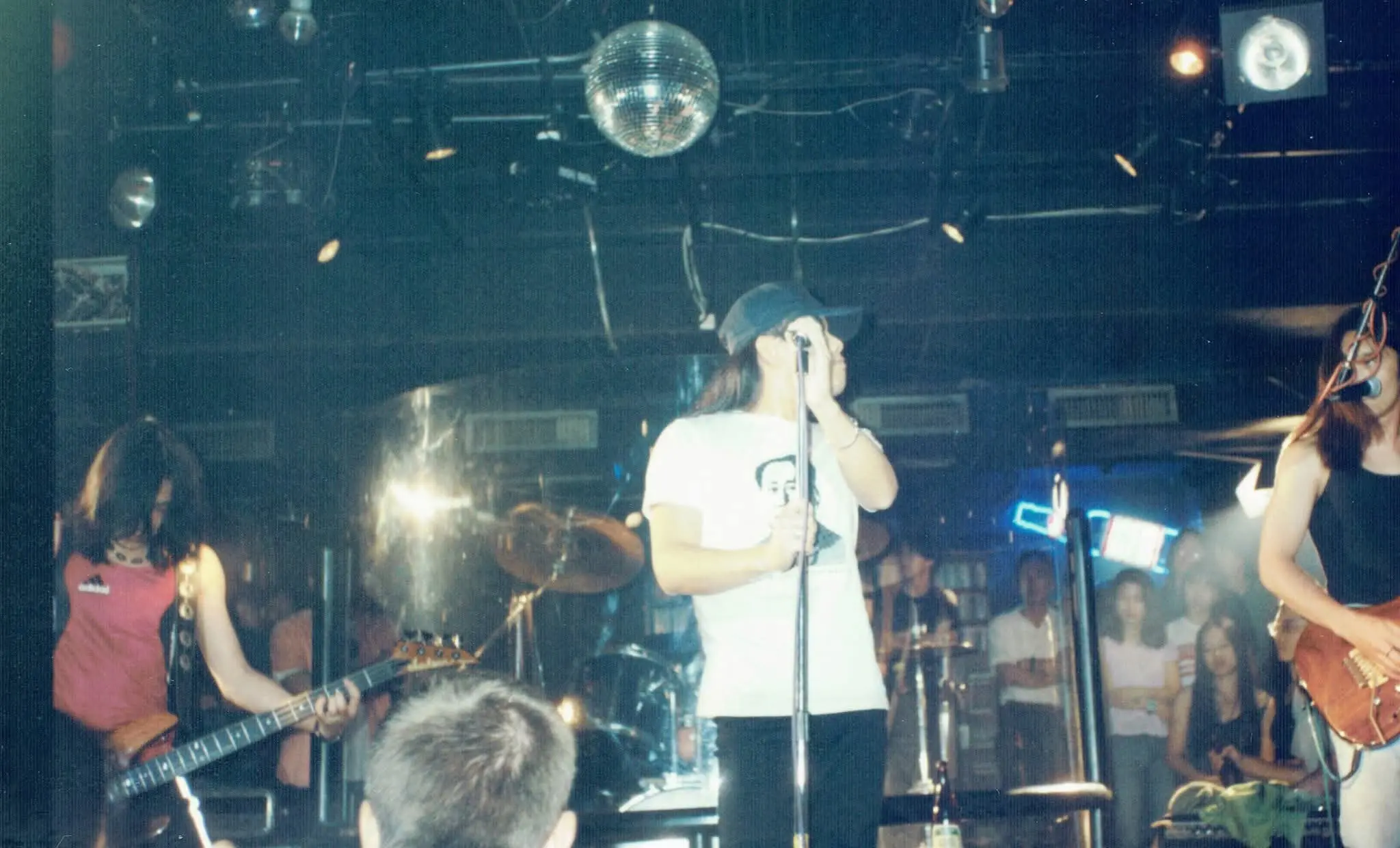 早期在Live house、酒吧或舞臺演出的流氓阿德。（圖片來源／流氓阿德）