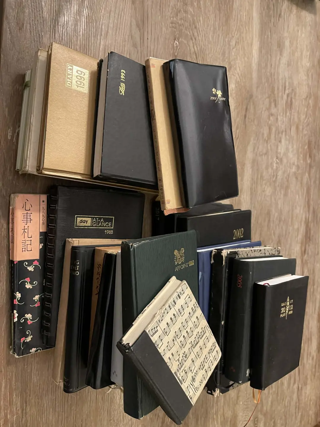 潘越雲將創作靈感，仔細地紀錄在筆記本中。（圖片來源／潘越雲）