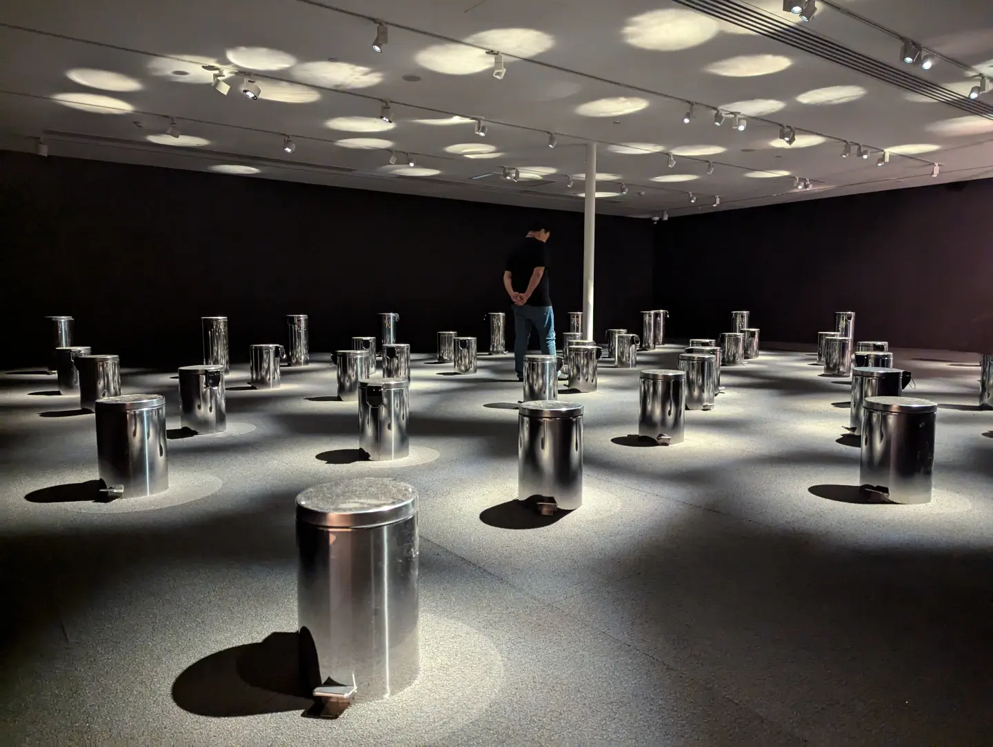 《之間 I》:48 個垃圾桶,內置錄製的《命運交響曲》單一聲部,踩踏感測器時發出音樂。隱喻不分社會階層,都能譜寫自己的生命樂章。(圖片來源/徐瑞憲) 《之間 I》:48 個垃圾桶,內置錄製的《命運交響曲》單一聲部,踩踏感測器時發出音樂。隱喻不分社會階層,都能譜寫自己的生命樂章。(圖片來源/徐瑞憲)