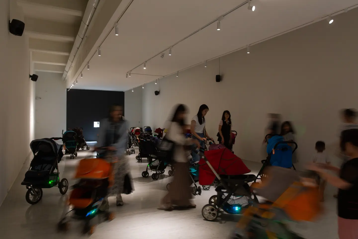 徐瑞憲的《之間 II》,只要推動嬰兒車,就會發出烏俄戰火下的烏克蘭人民生活聲景。(圖片來源/徐瑞憲) 徐瑞憲的《之間 II》,只要推動嬰兒車,就會發出烏俄戰火下的烏克蘭人民生活聲景。(圖片來源/徐瑞憲)