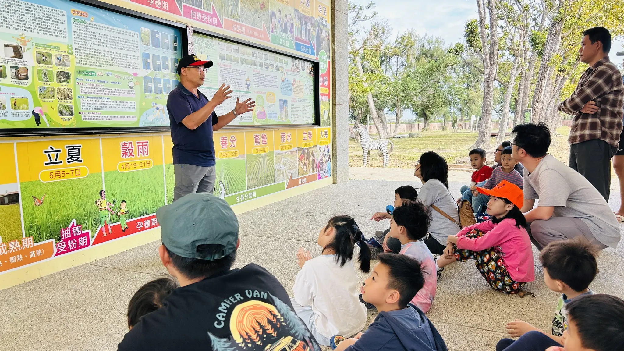 黃雅聖與新東國小合作推動食農教育，讓一度面臨廢校的學校重新找到在地方的定位。（圖片來源／臺灣璞育文教發展協會臉書）&nbsp;&nbsp;