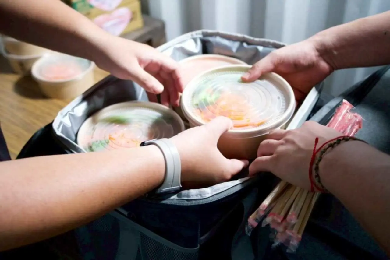 當天災來臨時，璞育塾的廚房已具備支撐救災的量能，集結夥伴與民眾的物資與心意，製作一份份「盲盒便當」，送往最需要的地方。（圖片來源／黃雅聖）