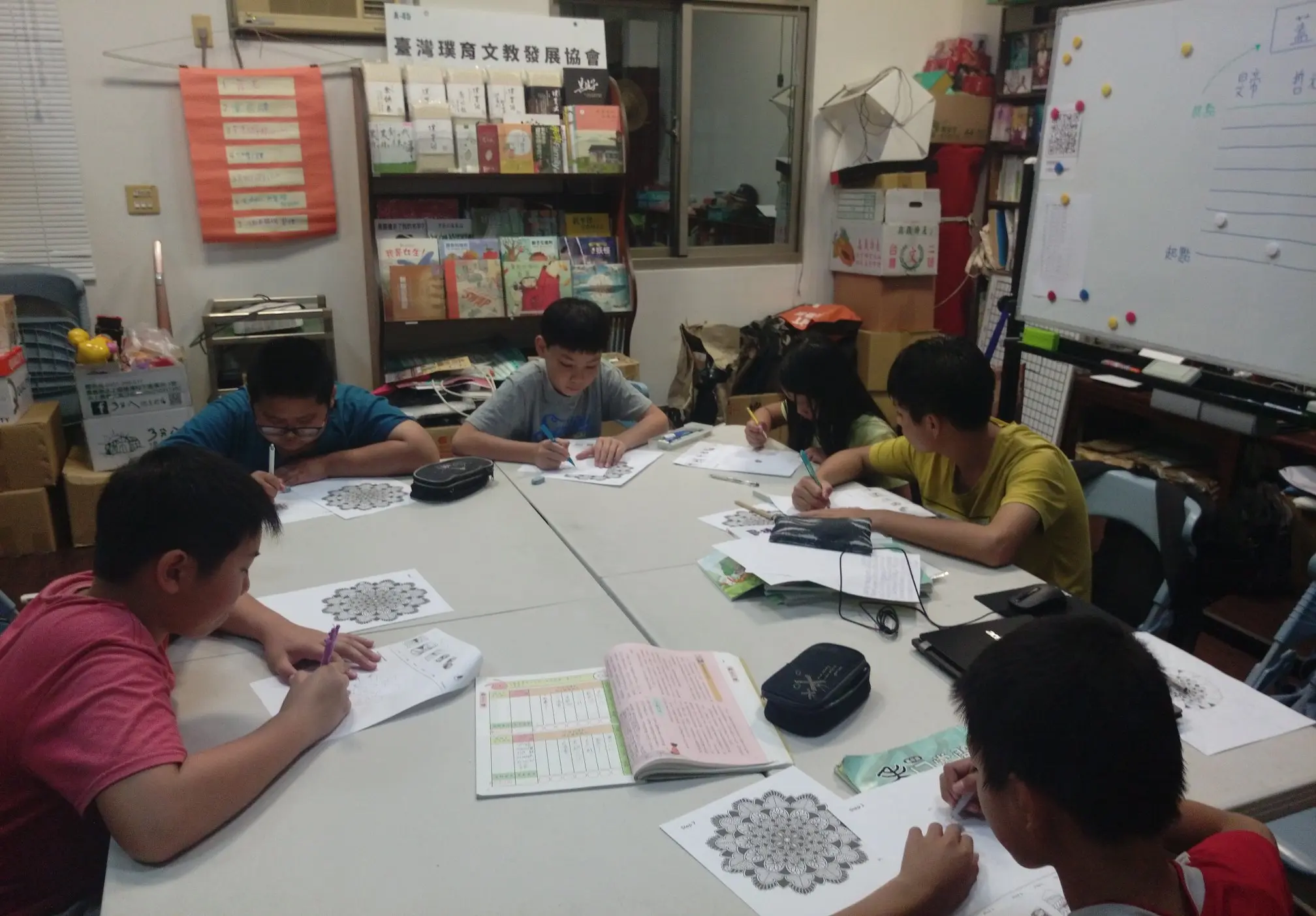 清廉與正直，不只是黃雅聖做事的準則，也是他希望孩子學會的重要人生觀。唯有在紛擾之中守住自己的原則，才能面對外界的質疑與惡意。圖為讓孩子透過繪製曼陀羅，練習情緒的穩定與覺察。（圖片來源／臺灣璞育文教發展協會臉書）&nbsp;&nbsp;