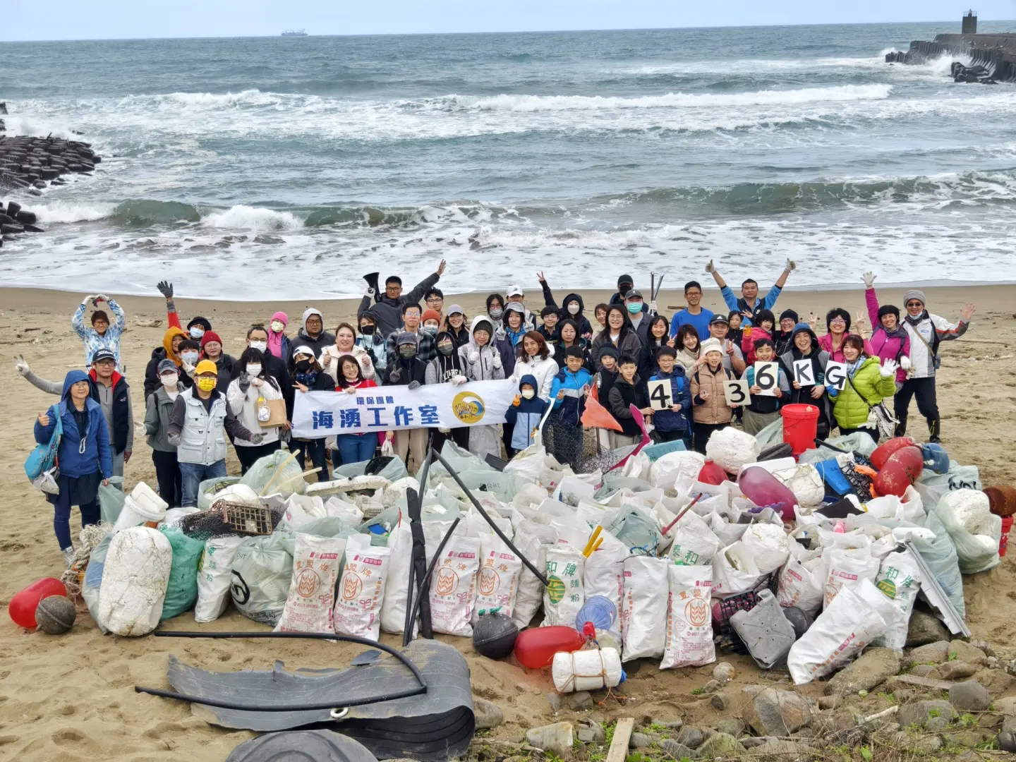 海湧工作室每年協助企業、學校等單位辦理淨灘。（圖片來源／陳人平）