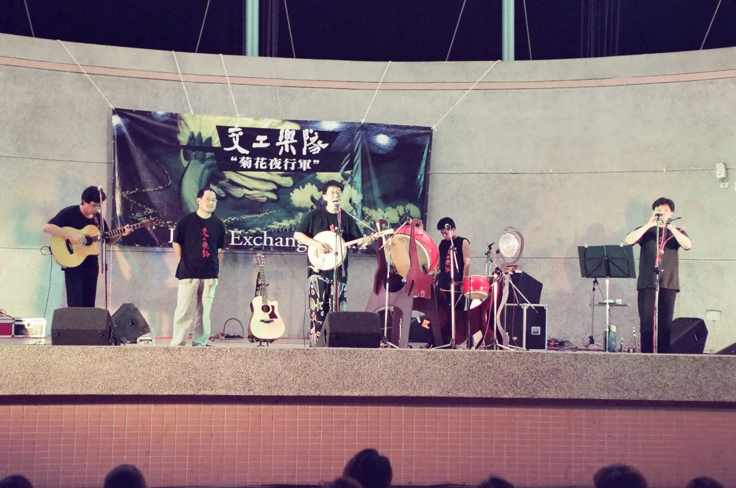 交工樂隊時期現場演出。《我等就來唱山歌》、《菊花夜行軍》等作品在此階段完成，奠定林生祥「運動音樂」的創作定位。（圖片來源／林生祥）