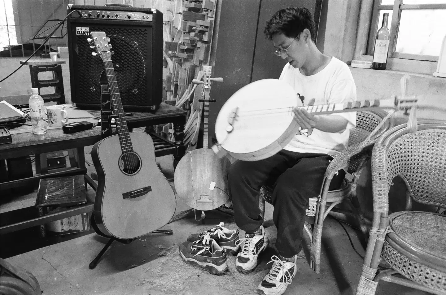 為了解決傳統樂器音準與現代十二平均律的落差，林生祥以土法煉鋼方式改造月琴，讓傳統聲響得以與搖滾編制並置。（圖片來源／林生祥）