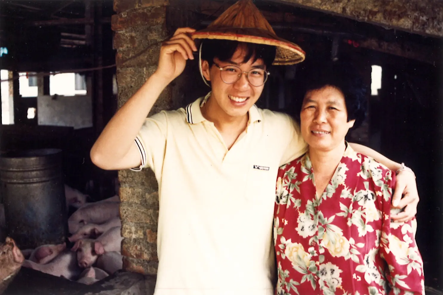林生祥（左）與母親（右）合照。林生祥來自美濃農村，這片土地的氣味與勞動節奏，後來成為他音樂中最深的底色。（圖片來源／林生祥）