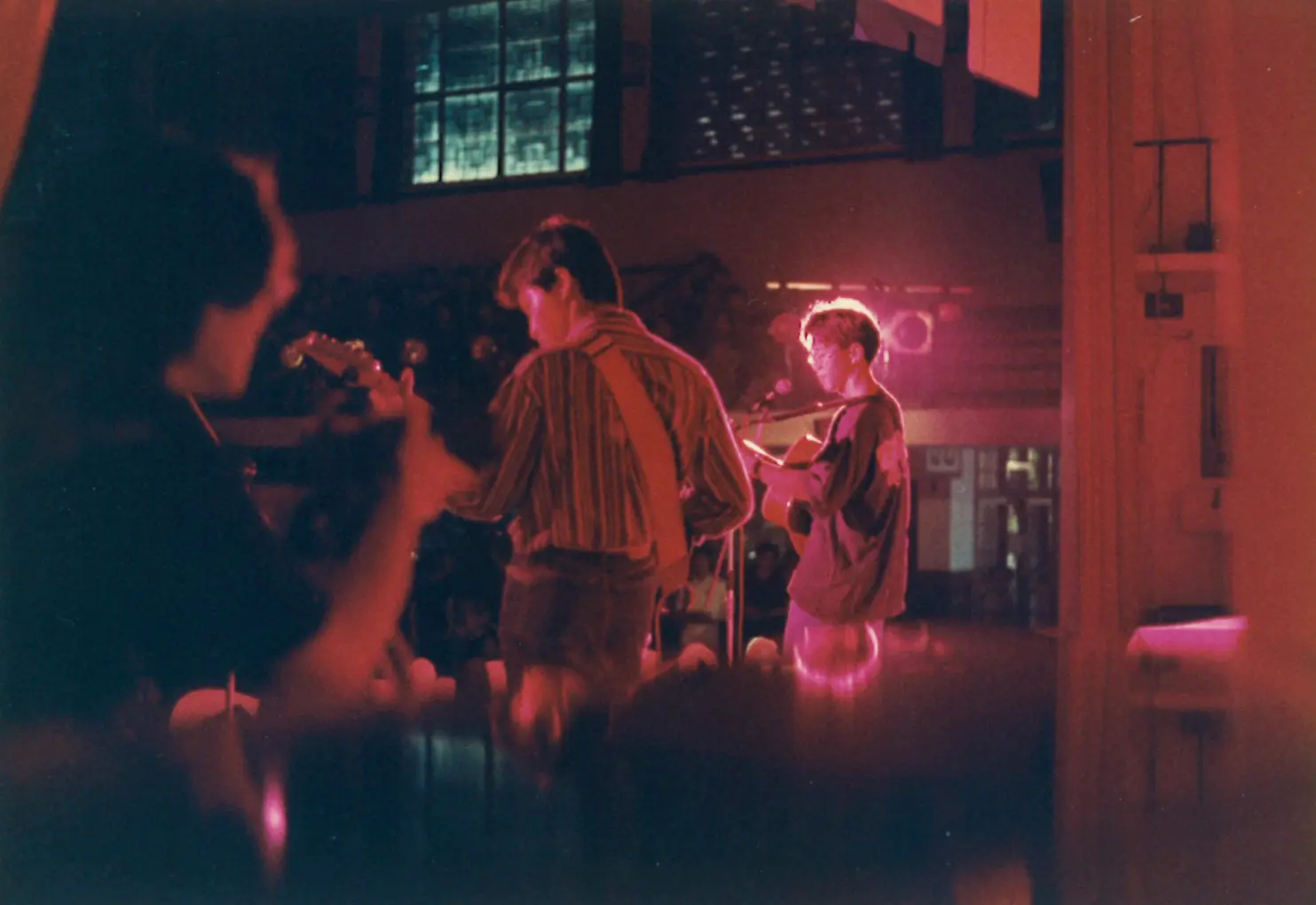 大學時期在淡江校園演出的林生祥。那段期間他大量累積創作，並逐步確立「以母語寫歌」的方向。（圖片來源／林生祥）