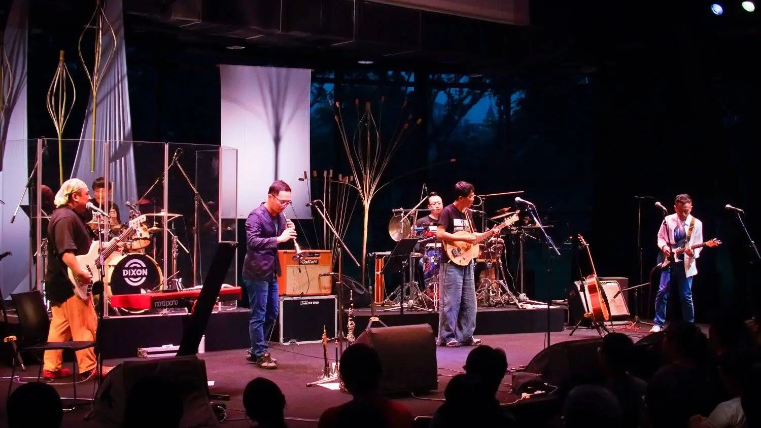 《圍庄》演唱會的現場演出，當時林生祥的月琴進化為電月琴，也從交工時代的自行改造變成委託專業的製琴師製作。（圖片來源／林生祥）