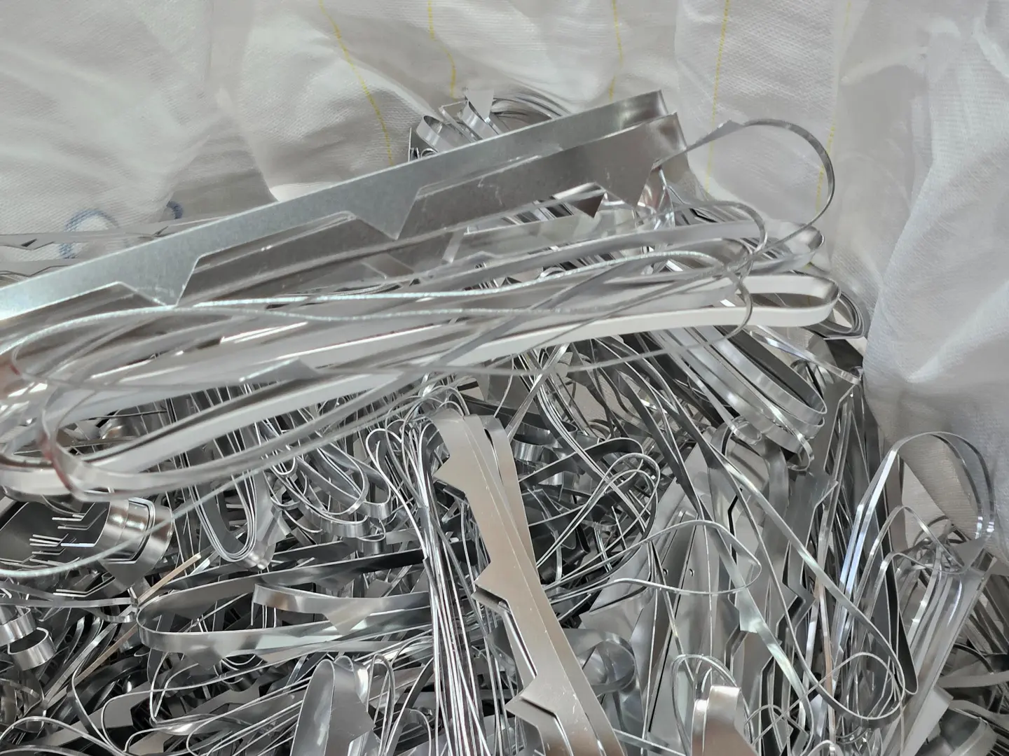 別小看濾網框材！台灣半導體產業每年產生數萬噸廢棄濾網，若能有效回收，循環利用產值可達數十億台幣。（圖片來源／ 鉅為） &nbsp; &nbsp;&nbsp;