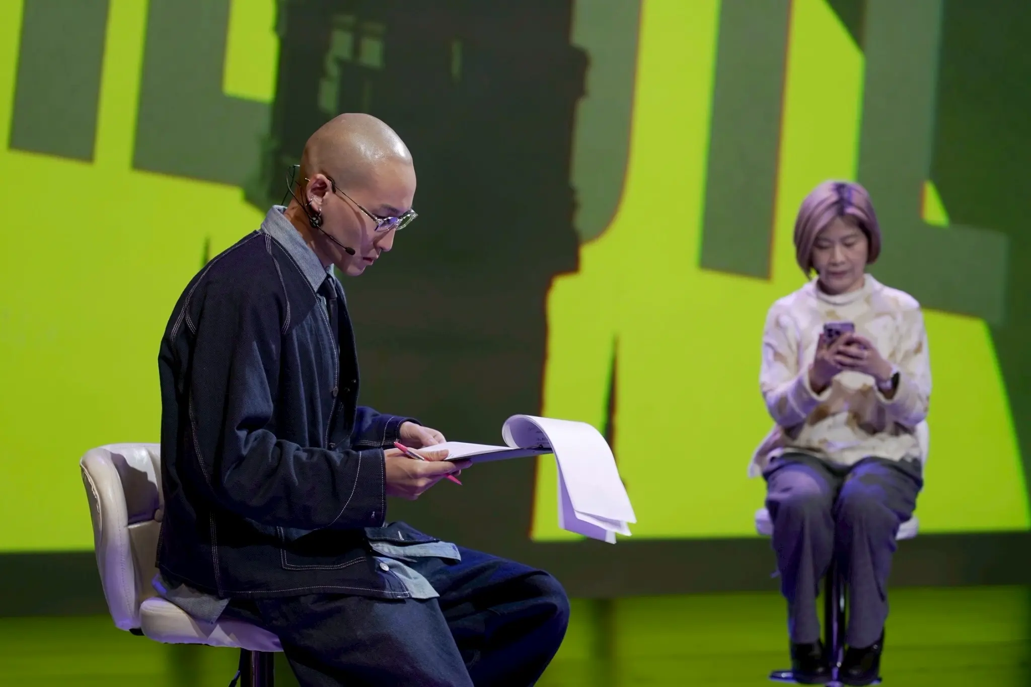 劉珞亦擔任公視《主題之夜SHOW》主持人，以法律專業為基礎，延伸公共討論視角，回應當代社會議題。（圖片來源／劉珞亦）