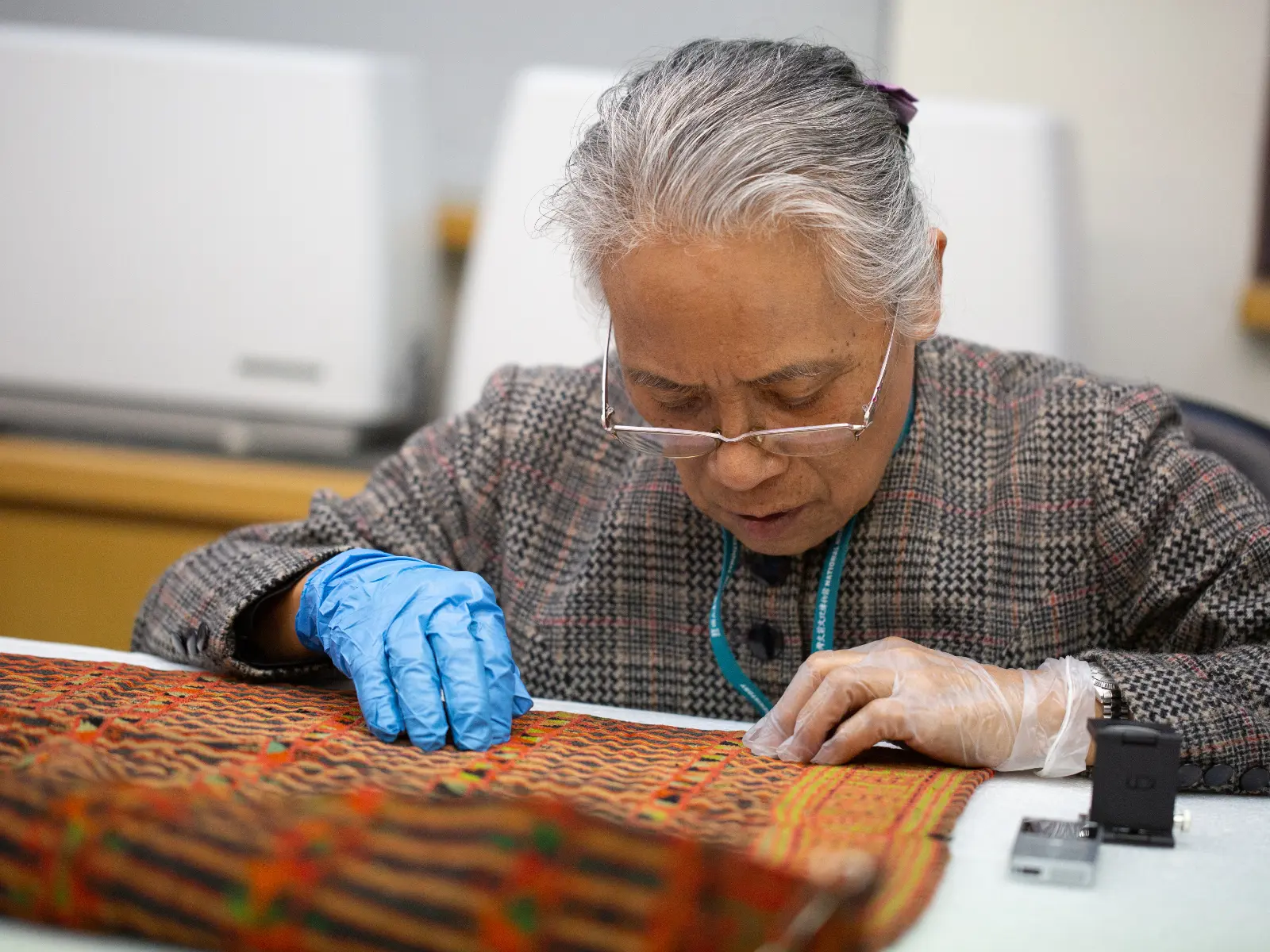 許春美從樣品師一路做到設計師，技術純熟。返鄉開設個人工作室後，將排灣族的織紋元素融入設計後，意外受到歡迎。（圖片來源／許春美）