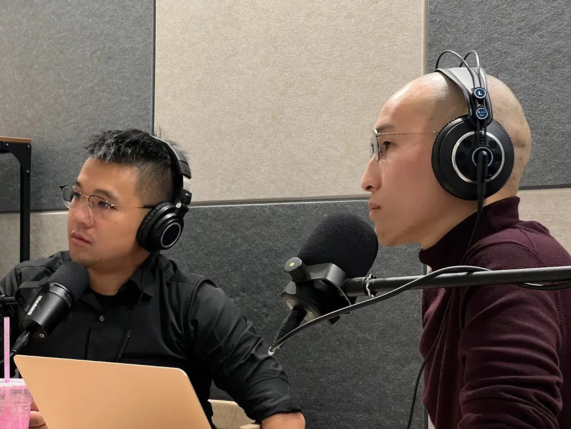 透過 Podcast 對談形式拆解公共政策與法律爭議，劉珞亦（右）期待建立法律與日常生活的連結。（圖片來源／劉珞亦）