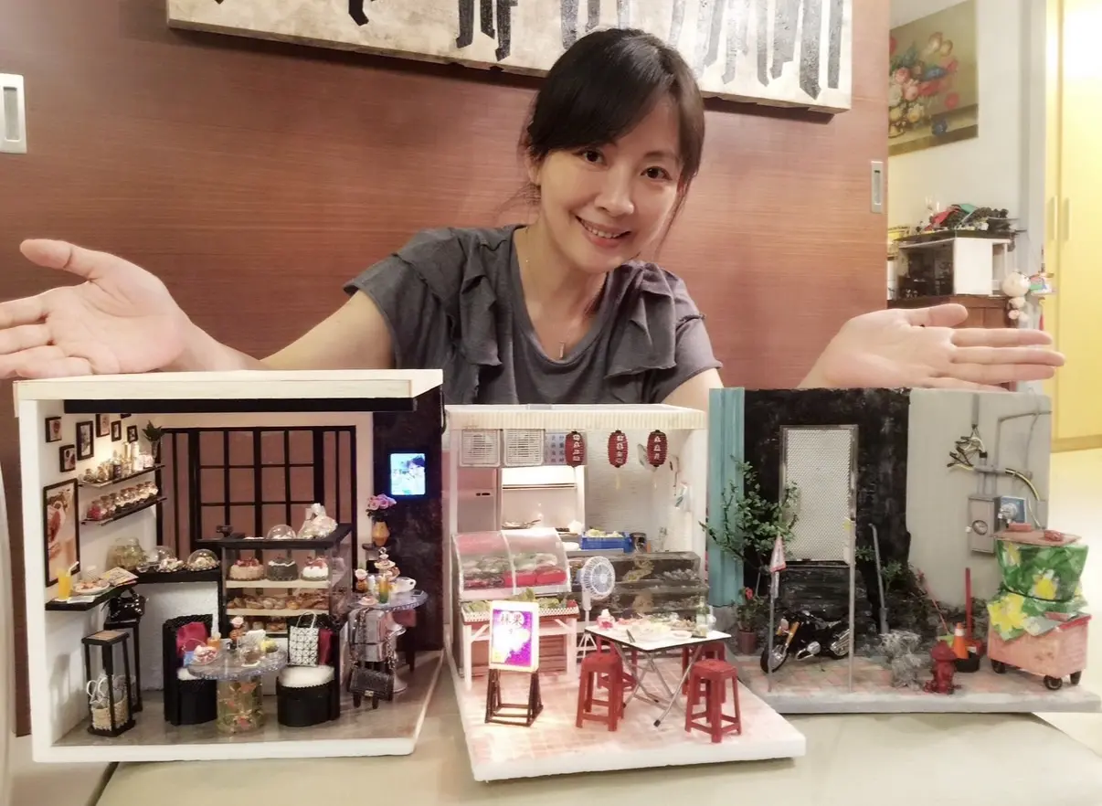自小就喜歡手工藝與繪畫的郭昱晴，在擔任立委前，曾從事袖珍藝術教學多年，也是臺灣首位出版中文系列工具書的老師。（圖片來源／郭昱晴）
