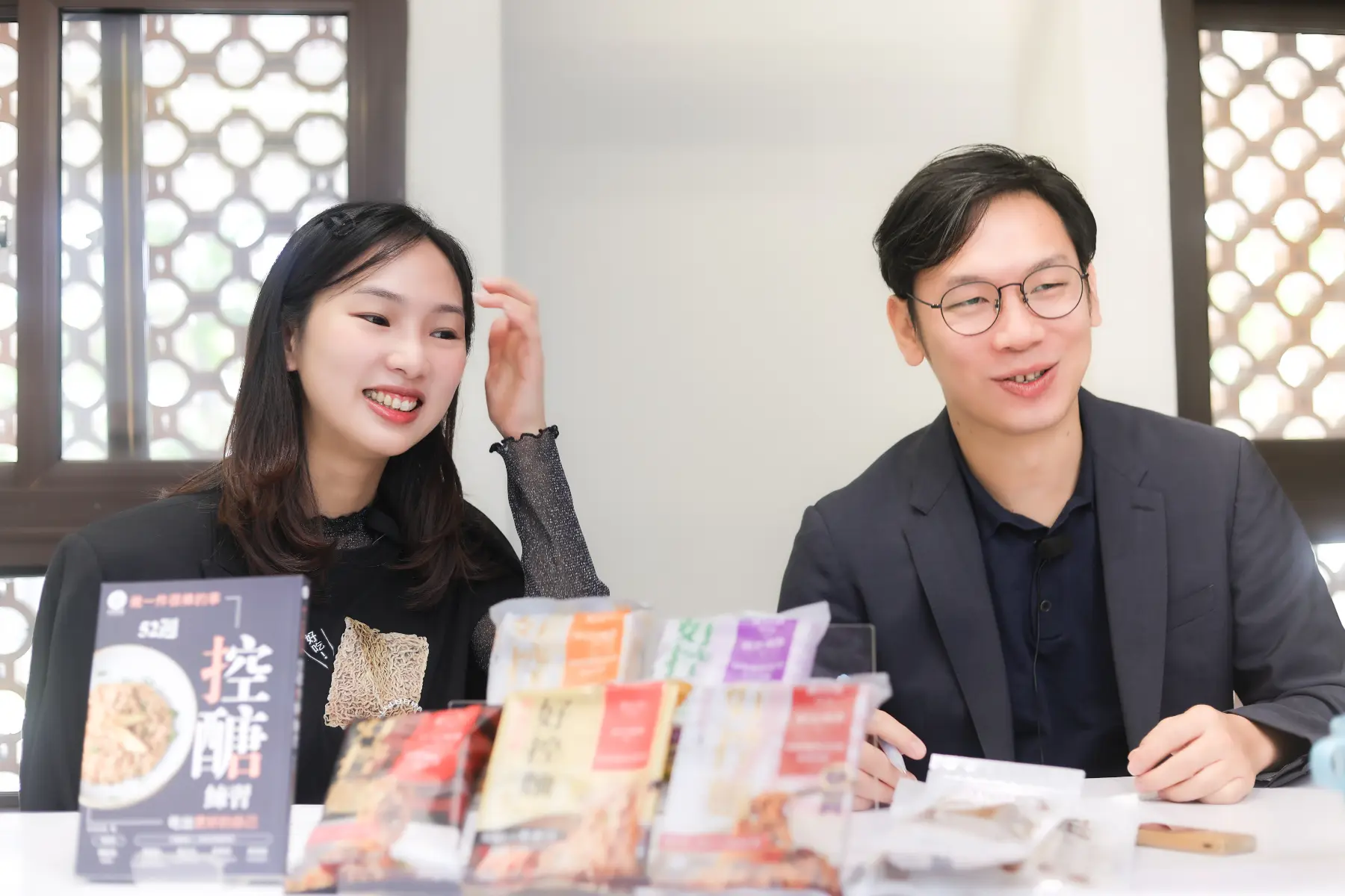 劉亭妏（左）與麥育瑋（右）笑談相識與合作的經過。（攝影／連國鼎）