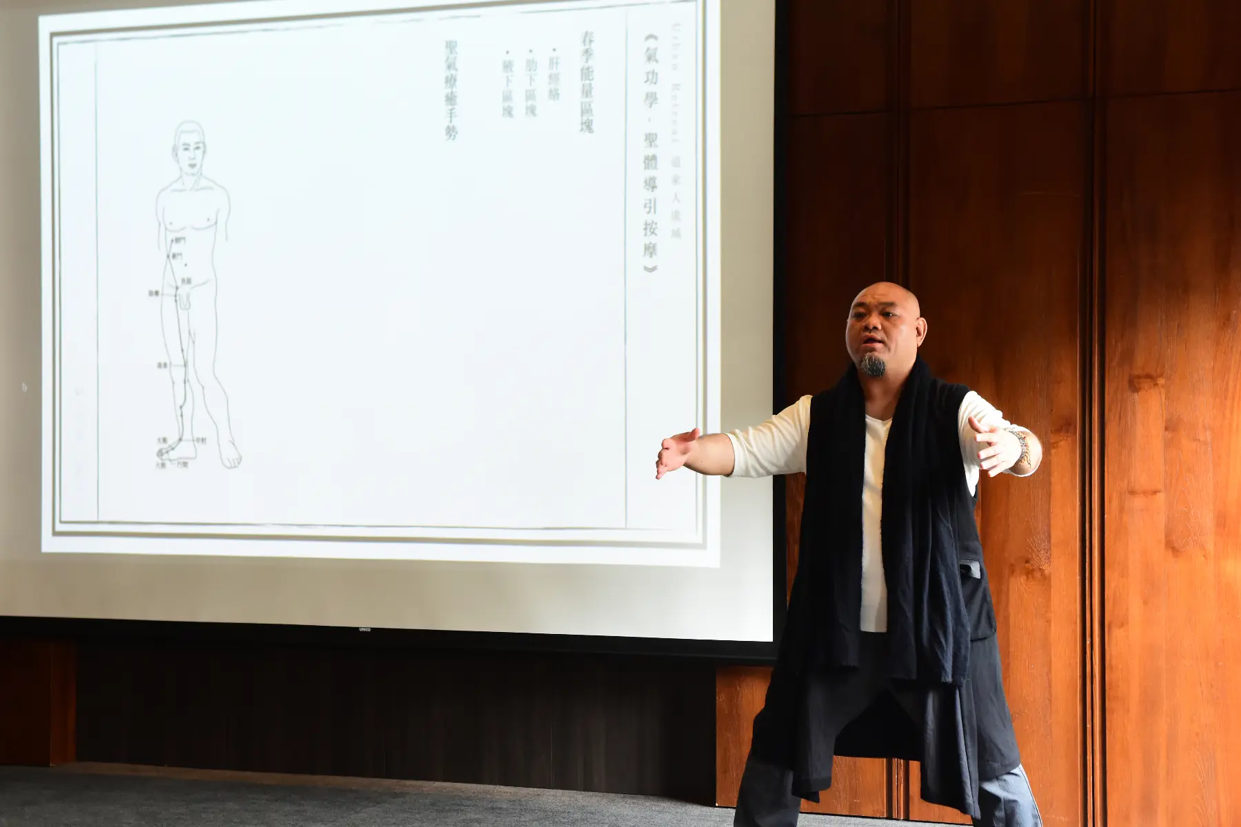 王信凱於課堂中講解示範氣功如何運作。（圖片來源／王信凱）