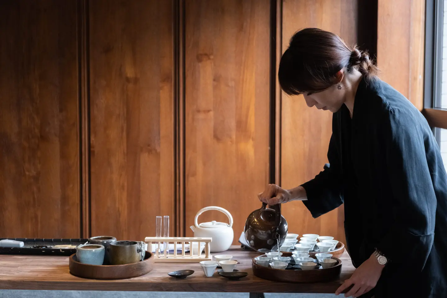 在簡約而不繁複的茶席中，詹依玲以減法原則進行沖泡，去除多餘動作，讓茶回到純粹的感知與交流。（圖片來源／詹依玲）
