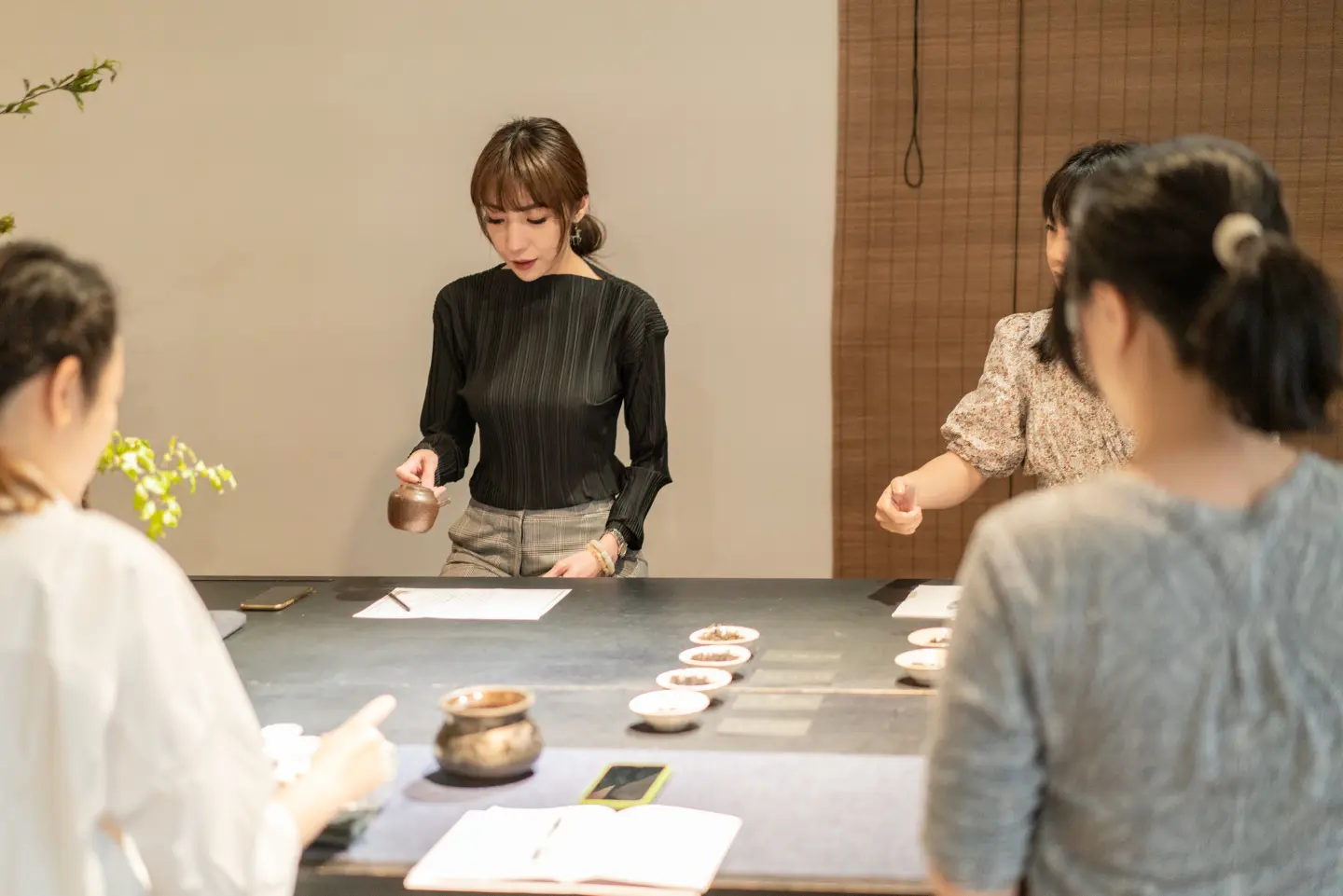 在方圓一脈的教學現場中，她強調系統化理解與感官經驗並重，不以形式為主，而是讓學生在穩定與放鬆中建立對茶的整體認知。（圖片來源／詹依玲）