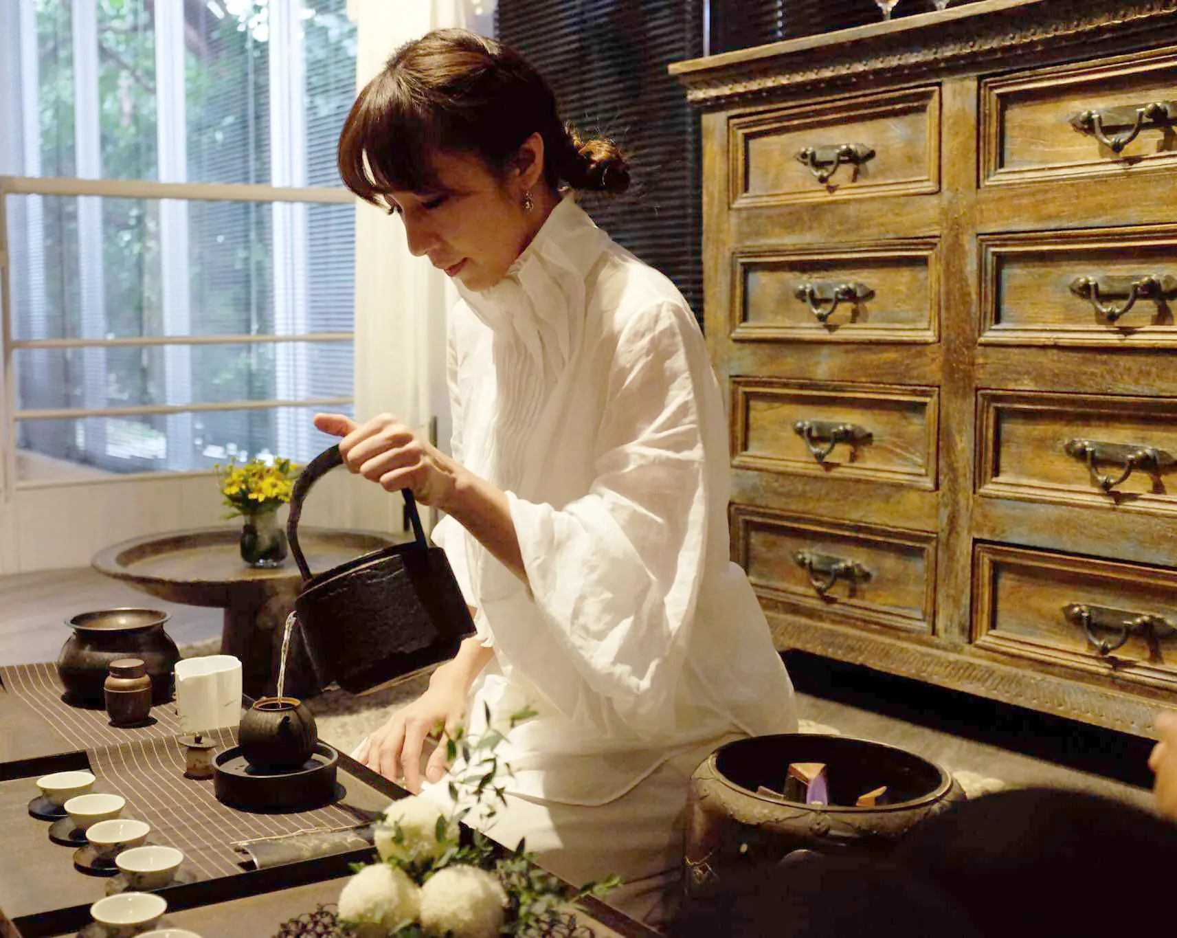 詹依玲為方圓一脈女主人、茶道師與 INSENSE 薰香研香師，長年遊走於茶、香與器之間，致力於在日常生活中重建人與感知的關係。（圖片來源／詹依玲）