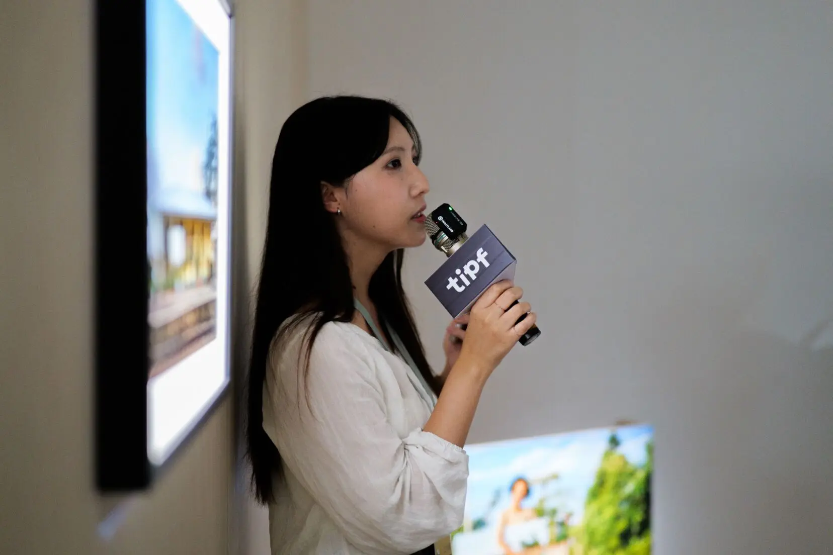 温若喬透過演講與分享,推動台語在年輕世代中的理解與再生。(圖片來源/tipf 攝影展主辦單位) 温若喬透過演講與分享,推動台語在年輕世代中的理解與再生。(圖片來源/tipf 攝影展主辦單位)
