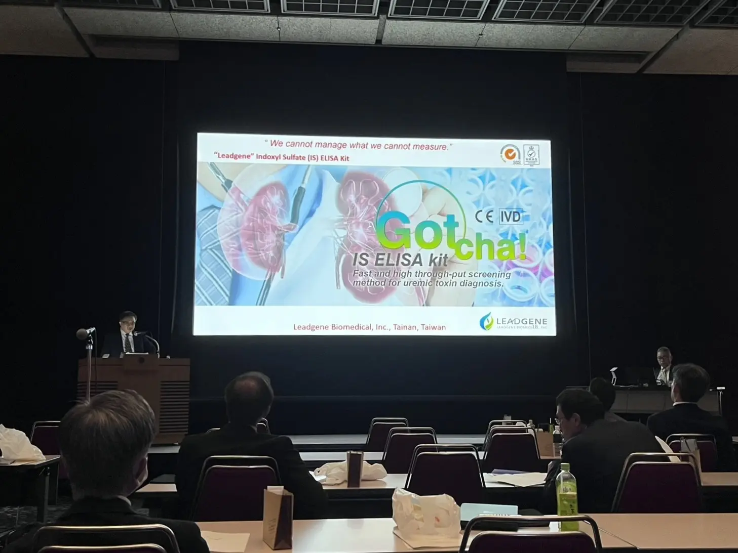 北醫大腎臟內科教授方德昭受邀參加日本尿毒素學會活動，現場分享「硫酸吲哚酚」精準檢測相關研究。（圖片來源／偉喬生醫）&nbsp;&nbsp;