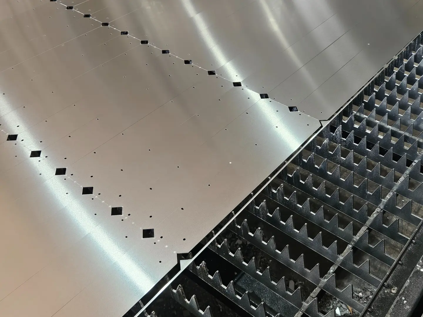 面對淨零碳排趨勢,廠房應捨棄買斷工業濾網的傳統思維,逐步汰換複合材質框體,以符合綠色設計準則。(圖片來源/鉅為) 面對淨零碳排趨勢,廠房應捨棄買斷工業濾網的傳統思維,逐步汰換複合材質框體,以符合綠色設計準則。(圖片來源/鉅為)