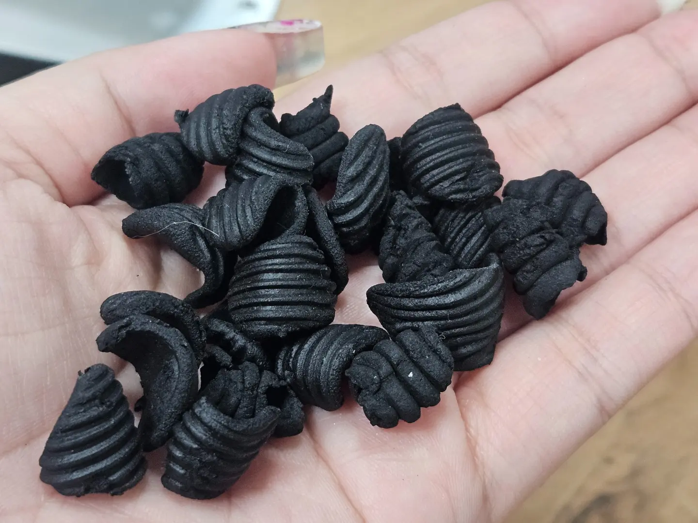 工業濾網不只框體可重複使用,內部活性碳濾材經過妥善處理與設計,也能回收再更換。(圖片來源/鉅為) 工業濾網不只框體可重複使用,內部活性碳濾材經過妥善處理與設計,也能回收再更換。(圖片來源/鉅為)