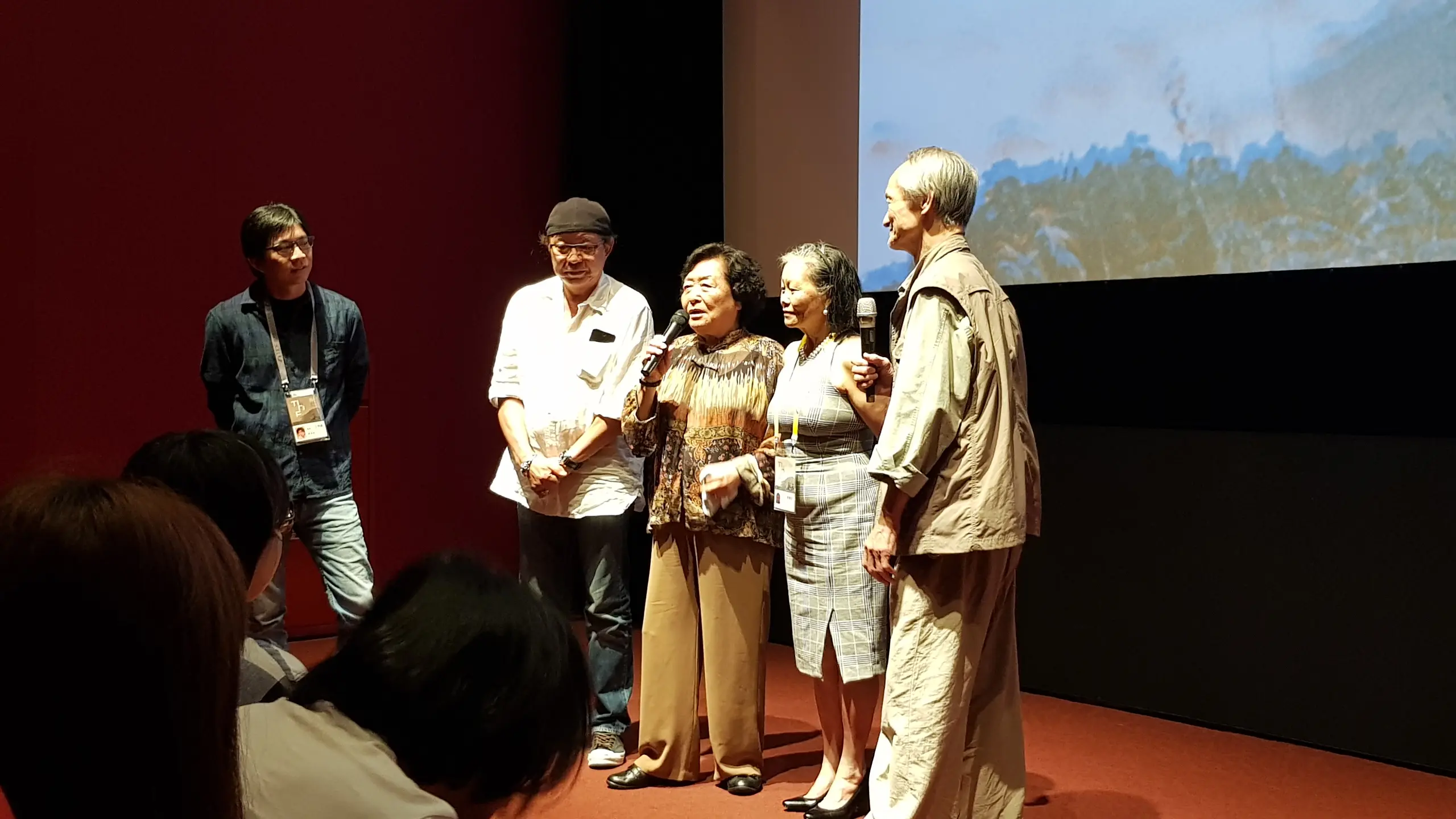 蔡篤元(左二)與劇中母親劉引商(左三)一起出席《跑道終點》首映會。(攝影/鍾聞達) 蔡篤元(左二)與劇中母親劉引商(左三)一起出席《跑道終點》首映會。(攝影/鍾聞達)