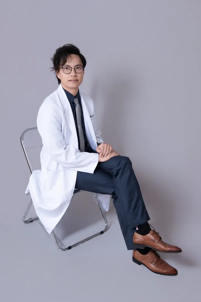 吳聲政醫師現任三軍總醫院澎湖分院內科主任,長期投入離島癌症與安寧醫療照護。(圖片來源/吳聲政) 吳聲政醫師現任三軍總醫院澎湖分院內科主任,長期投入離島癌症與安寧醫療照護。(圖片來源/吳聲政)