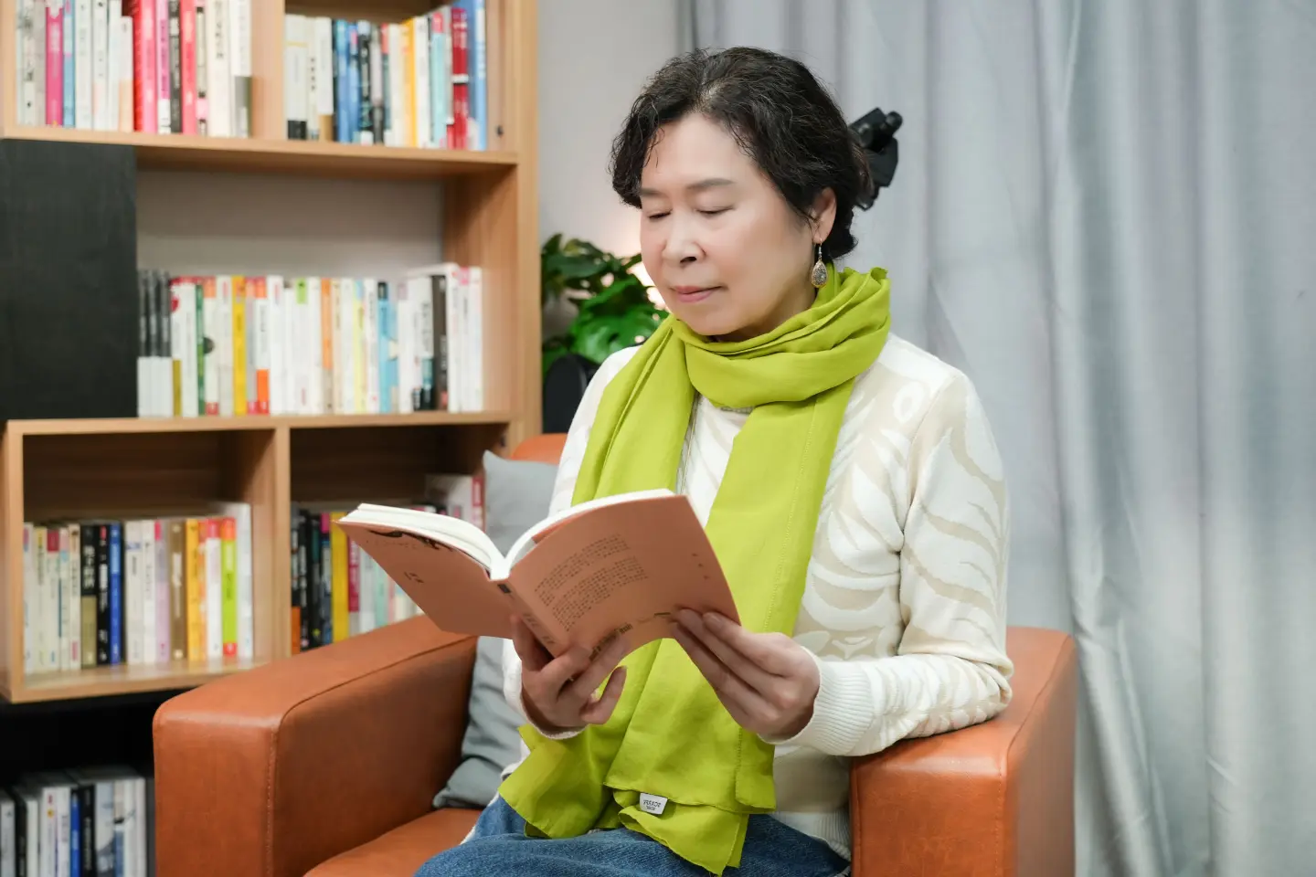 新書《疫狐紀》打破張翎「塵埃落定才動筆」的習慣，在情緒最鮮活、最憤怒時記錄疫情，將個人缺憾與時代災難交織，勾勒出極具後勁的生命思索。（攝影／葉仁琛）