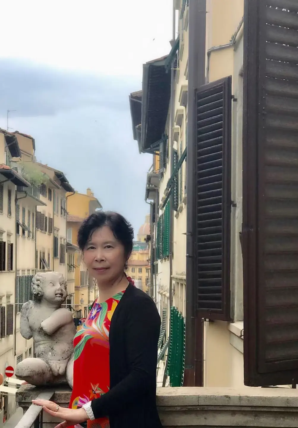 豐富的海外旅居經驗，讓張翎既能回望故土，也能以更開闊的視角觀察人性與時代變遷。圖為她於義大利佛羅倫斯勃朗寧夫人故居陽台留影。（圖片來源／張翎）