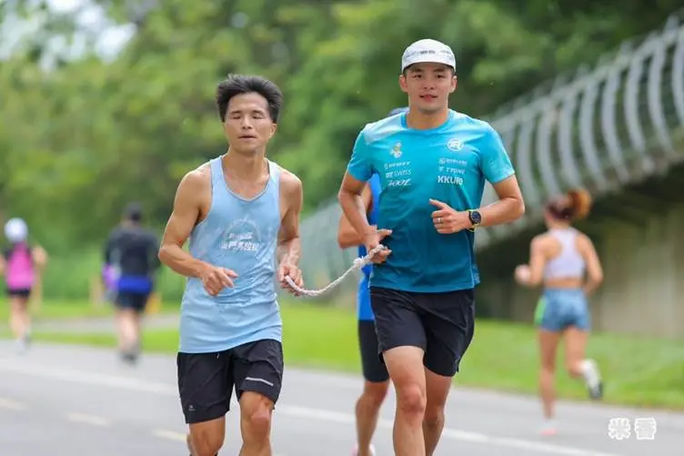 從游泳、自行車到跑步，吳承泰也擔任臺灣視障馬拉松紀錄保持人李協興的全程鐵人陪賽員。（攝影／米香）