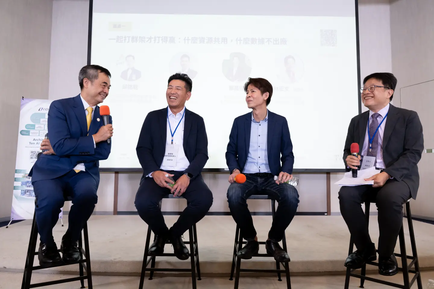 第一場圓桌論壇,左起為邱銘乾、潘慶龍、鄧萬偉及主持人林宏文,討論資源共享、設備交付與工廠系統整合。 第一場圓桌論壇,左起為邱銘乾、潘慶龍、鄧萬偉及主持人林宏文,討論資源共享、設備交付與工廠系統整合。