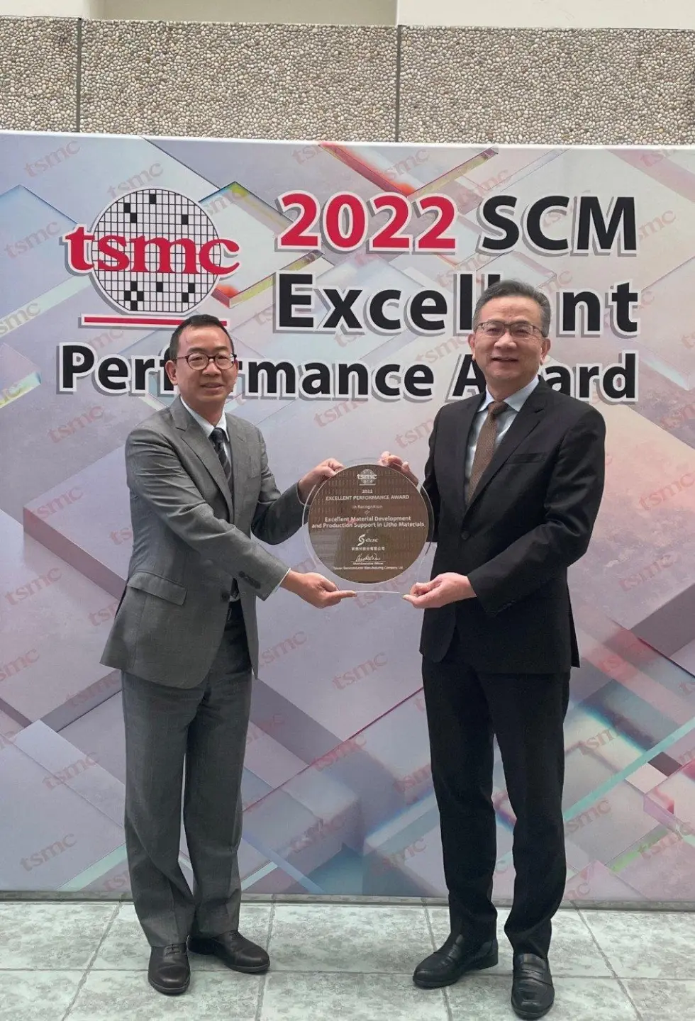 2022 年、新應材は TSMC の優良サプライヤー賞を受賞。右は TSMC シニアバイスプレジデントの林錦坤氏。写真提供:新應材 2022 年、新應材は TSMC の優良サプライヤー賞を受賞。右は TSMC シニアバイスプレジデントの林錦坤氏。写真提供:新應材