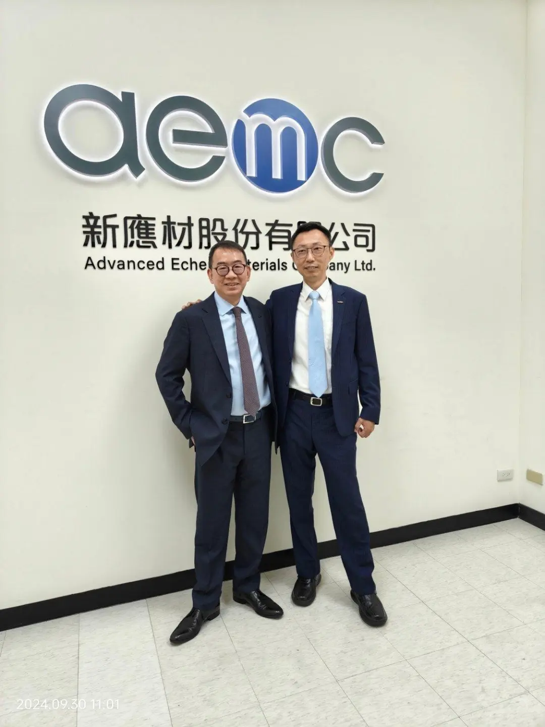 연구개발 팀을 중시하는 Vincent Chan(왼쪽)과 AEMC 사장 K.L. Kuo 박사(오른쪽). 사진 제공: AEMC 연구개발 팀을 중시하는 Vincent Chan(왼쪽)과 AEMC 사장 K.L. Kuo 박사(오른쪽). 사진 제공: AEMC