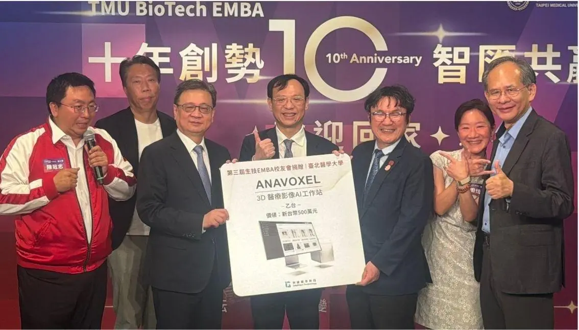 스충량 위생복리부 장관(가운데)이 타이베이의학대학 바이오테크놀로지 EMBA 동문회의 기증을 대표로 받고 있다. 타이베이의학대학의 Mai-Szu Wu(吳麥斯) 총장(오른쪽에서 세 번째), Chien-Huang Lin(林建煌) 이사장(왼쪽에서 세 번째), Shih-Ann Chen(陳適安) 전 타이중영민총병원 원장(맨 오른쪽), 이 대학 바이오테크놀로지 EMBA 동문회의 Kuan-Chih Chen(陳冠志, 음역) 회장(맨 왼쪽)도 참석했다. 스충량 위생복리부 장관(가운데)이 타이베이의학대학 바이오테크놀로지 EMBA 동문회의 기증을 대표로 받고 있다. 타이베이의학대학의 Mai-Szu Wu(吳麥斯) 총장(오른쪽에서 세 번째), Chien-Huang Lin(林建煌) 이사장(왼쪽에서 세 번째), Shih-Ann Chen(陳適安) 전 타이중영민총병원 원장(맨 오른쪽), 이 대학 바이오테크놀로지 EMBA 동문회의 Kuan-Chih Chen(陳冠志, 음역) 회장(맨 왼쪽)도 참석했다.